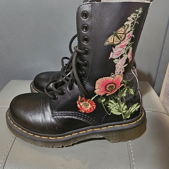 Dr. Martens Shoes - Doc martens size 7 women's boot